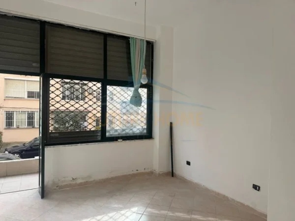 Durres, shitet ambjent biznesi Kati 0, 21 m² 30.000 € (Prane Shkolles "Leonik Tomeo", Durres)