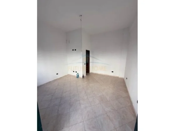 Durres, shitet ambjent biznesi Kati 0, 21 m² 30.000 € (Prane Shkolles "Leonik Tomeo", Durres)