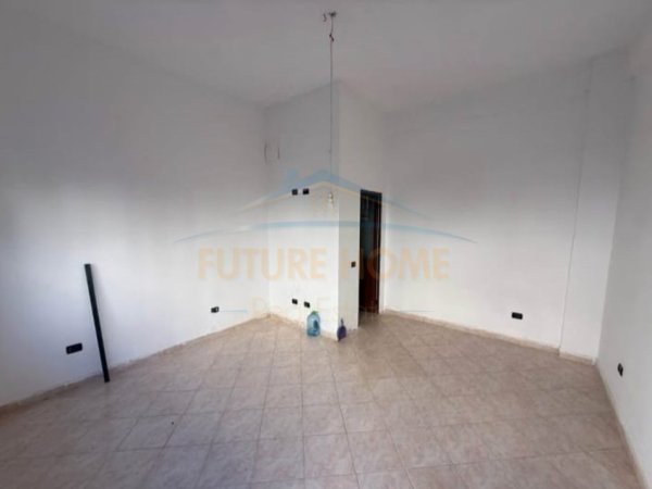 Durres, shitet ambjent biznesi Kati 0, 21 m² 30.000 € (Prane Shkolles &quot;Leonik Tomeo&quot;, Durres)