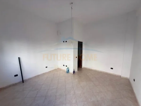 Durres, shitet ambjent biznesi Kati 0, 21 m² 30.000 € (Prane Shkolles "Leonik Tomeo", Durres)