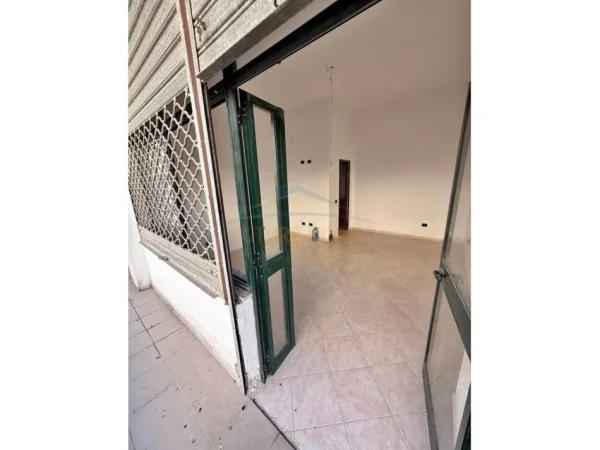 Durres, shitet ambjent biznesi Kati 0, 21 m² 30.000 € (Prane Shkolles "Leonik Tomeo", Durres)