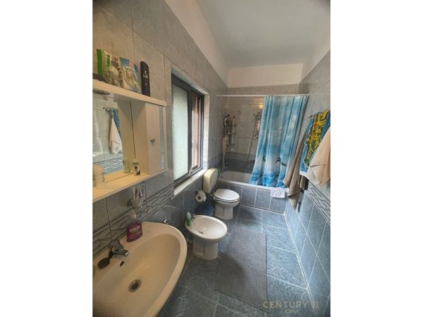 Tirane, jepet me qera apartament 1+1 Kati 1, 95 m² 400 € (Rr. Mihal Grameno)