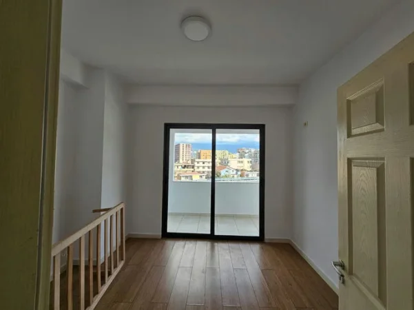 Tirane, jepet me qera 2+1+Ballkon Kati 2, 113 m² 460 € 