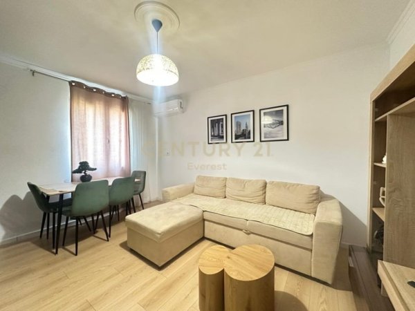 Tirane, jepet me qera apartament 1+1 Kati 4, 48 m² 650 € (PAZARI I RI)