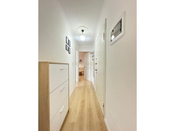 Tirane, jepet me qera apartament 1+1 Kati 4, 48 m² 650 € (PAZARI I RI)