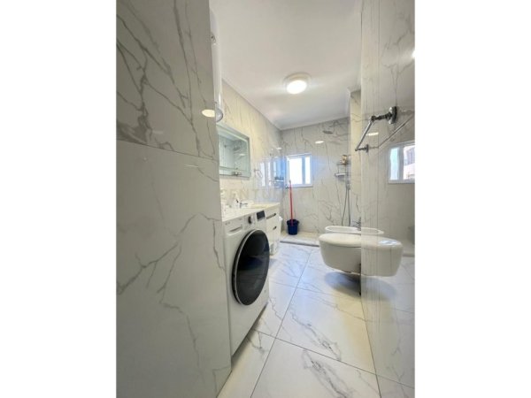 Tirane, jepet me qera apartament 1+1 Kati 4, 48 m² 650 € (PAZARI I RI)