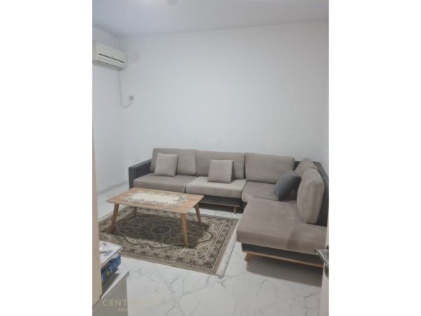 Tirane, jepet me qera apartament 3+1 Kati 1, 145 m² 550 € (Ne zonen e Vilave te Selites)