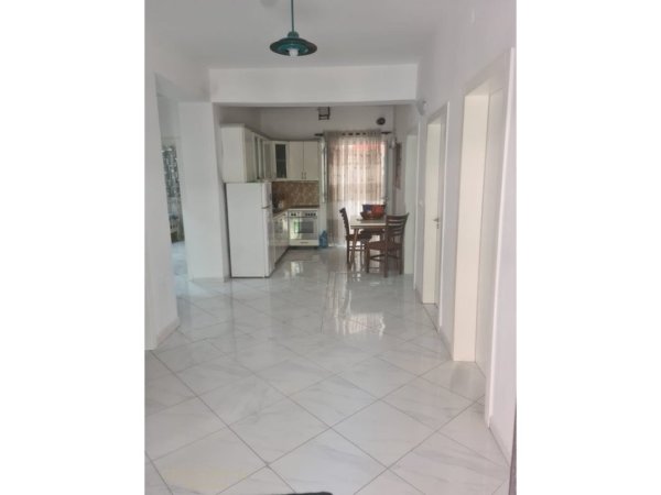 Tirane, jepet me qera apartament 3+1 Kati 1, 145 m² 550 € (Ne zonen e Vilave te Selites)