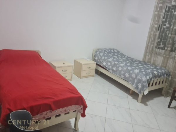 Tirane, jepet me qera apartament 3+1 Kati 1, 145 m² 550 € (Ne zonen e Vilave te Selites)