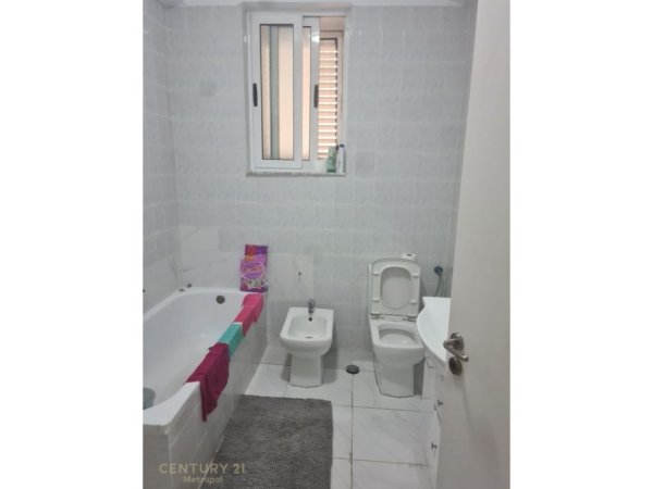 Tirane, jepet me qera apartament 3+1 Kati 1, 145 m² 550 € (Ne zonen e Vilave te Selites)