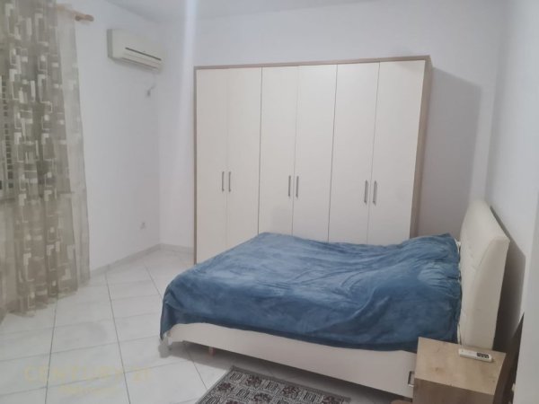 Tirane, jepet me qera apartament 3+1 Kati 1, 145 m² 550 € (Ne zonen e Vilave te Selites)