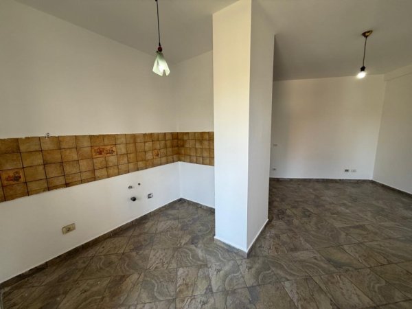 Tirane, shitet Garsonier ,Kati 3, 45 m² 110.000 € (Pazari i Ri, Pranë Pallatit të Telebingos)..)