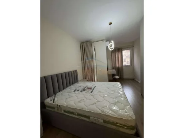 Tirane, jepet me qera apartament 2+1+Ballkon Kati 5, 92 m² 600 € 