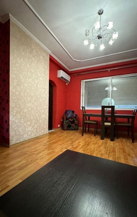 Tirane, jepet me qera apartament 2+1+Ballkon Kati 4, 500 € (Pas square 21)
