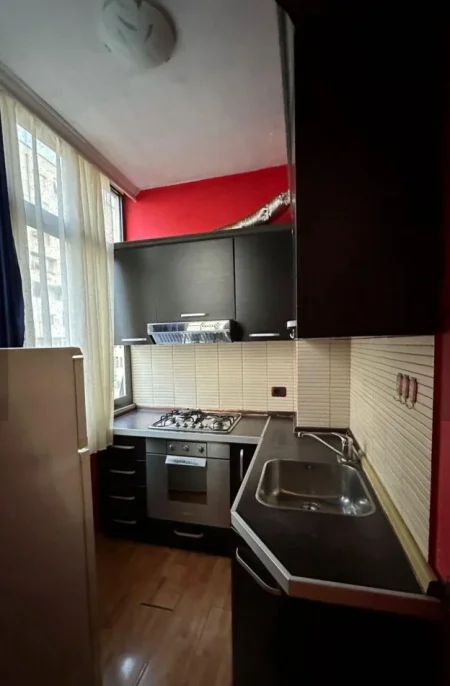 Tirane, jepet me qera apartament 2+1+Ballkon Kati 4, 500 € (Pas square 21)