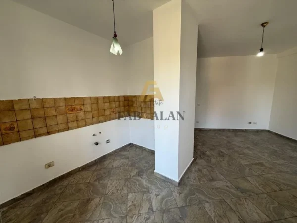 Tirane, shitet garsonier Kati 3, 45 m² 110.000 € (Pazari i Ri)