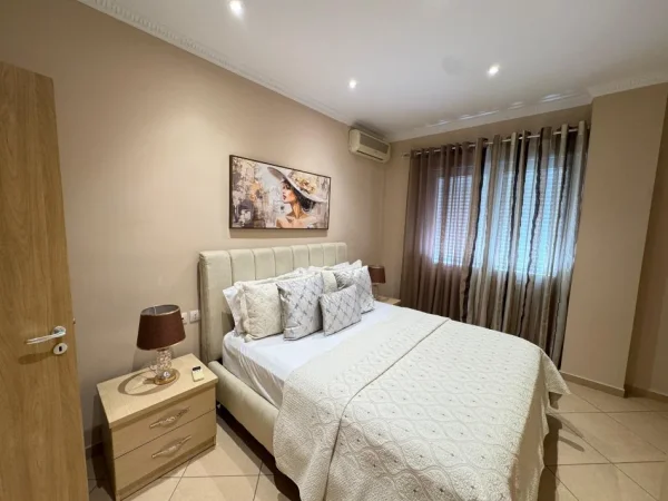 Tirane, jepet me qera apartament 1+1+Aneks+Ballkon Kati 4, 70 m² 600 € (Perballe Kompleksit Delijorgji)