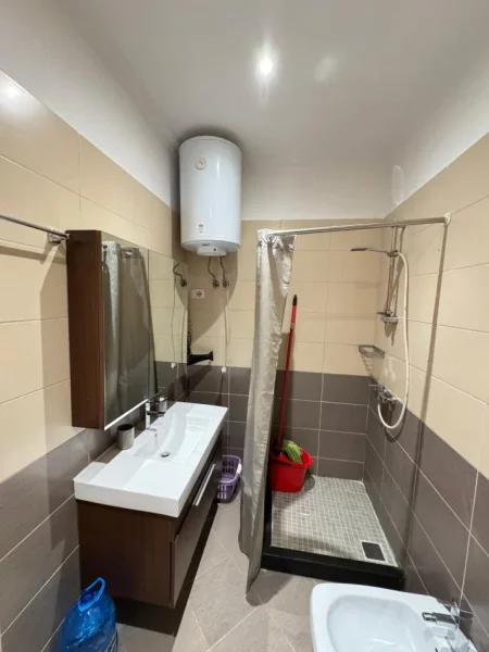 Tirane, jepet me qera apartament 1+1+Aneks+Ballkon Kati 4, 70 m² 600 € (Perballe Kompleksit Delijorgji)