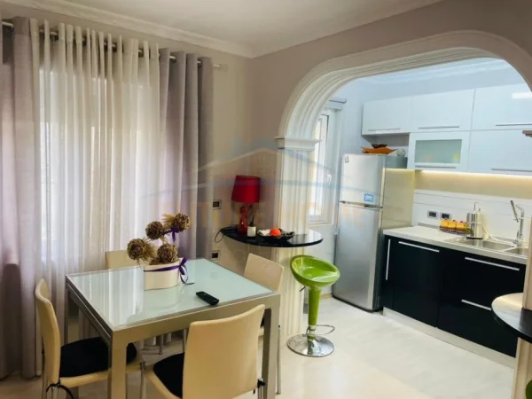 Tirane, jepet me qera apartament 2+1+Ballkon Kati 4, 68 m² 1.000 € 