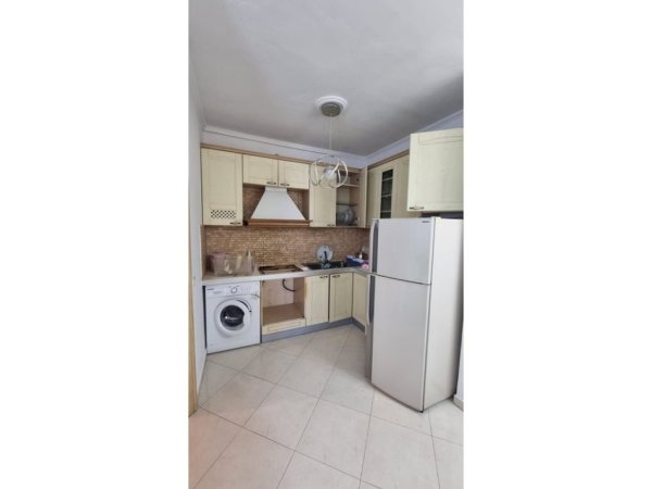 APARTAMENT 2+1 ME QERA NE QENDER PRANE FAKULTETIT TE SHKENCAVE