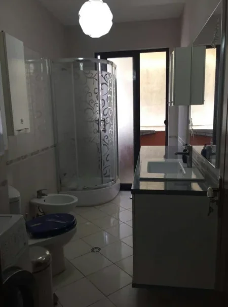 Tirane, jepet me qera apartament 1+1+Ballkon , 88 m² 400 € (Rruga "Teodor Keko")