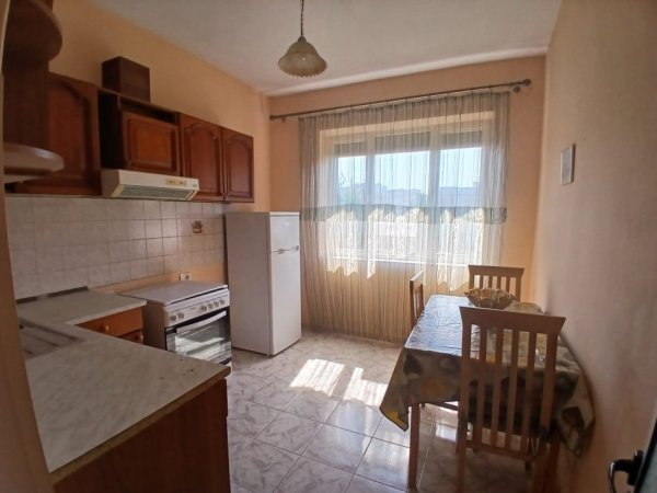 Tirane, jepet me qera apartament 1+1+Ballkon Kati 3, 65 m² 500 € (Brryli/Rr.Arkitekt Kasemi)
