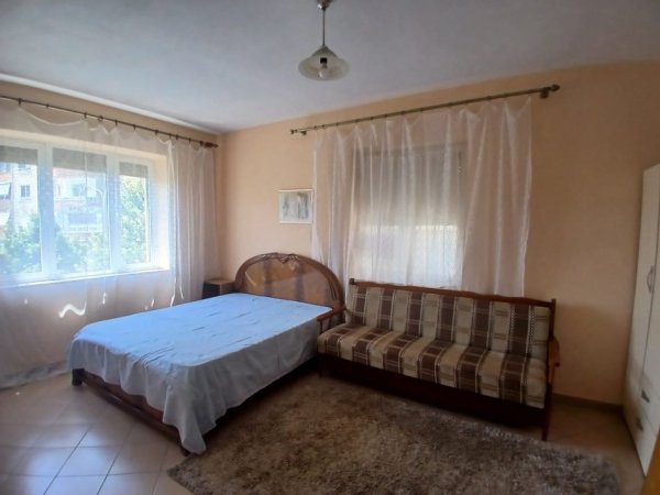 Tirane, jepet me qera apartament 1+1+Ballkon Kati 3, 65 m² 500 € (Brryli/Rr.Arkitekt Kasemi)