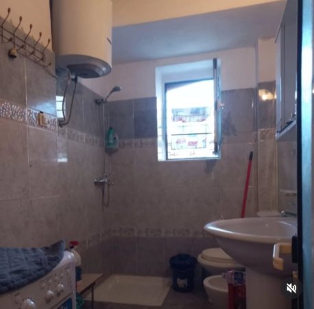 Tirane, jepet me qera apartament 1+1+Ballkon Kati 3, 65 m² 500 € (Brryli/Rr.Arkitekt Kasemi)