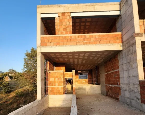 🏡 SHITET: VILË LUKSOZE TWIN ME PISHINË NË FLOWERS HILL RESIDENCE – LUNDËR/TEG  540,000 €