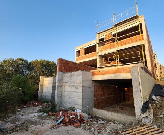 🏡 SHITET: VILË LUKSOZE TWIN ME PISHINË NË FLOWERS HILL RESIDENCE – LUNDËR/TEG  595,000 €