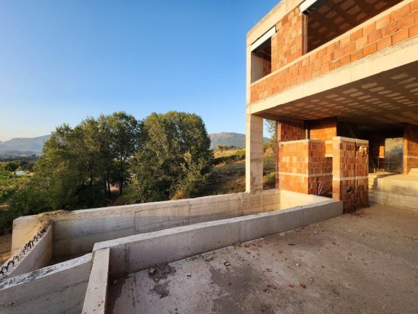 🏡 SHITET: VILË LUKSOZE TWIN ME PISHINË NË FLOWERS HILL RESIDENCE – LUNDËR/TEG  595,000 €