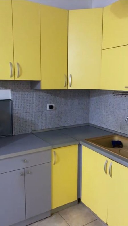 Tirane, jepet me qera apartament 1+1+Ballkon Kati 2, 65 m² 400 € (Yzberisht/Rr Tre Deshmoret)