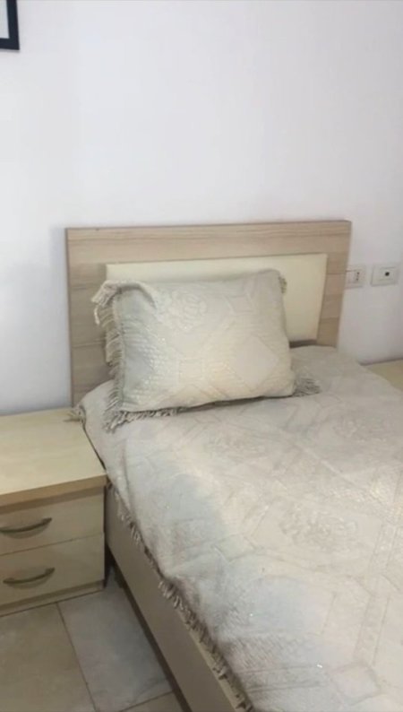 Tirane, jepet me qera apartament 1+1+Ballkon Kati 2, 65 m² 400 € (Yzberisht/Rr Tre Deshmoret)