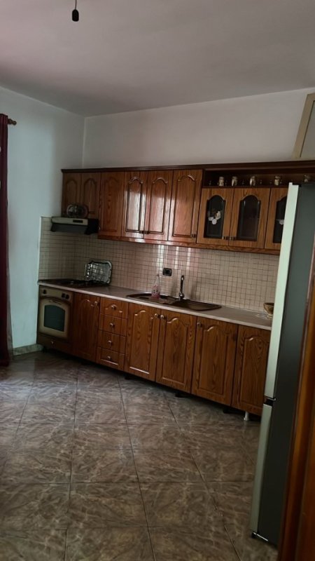 Tirane, jepet me qera Vile 3+1+Ballkon Kati 2, 95 m² 450 € (Pranë Akademisë së Policisë)