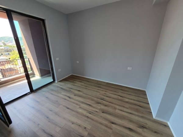 JEPET ME QERA  APARTAMENT/ZYRE 1 +1 /PRANE SPITALIT GJERMAN & M.SHYRI📍