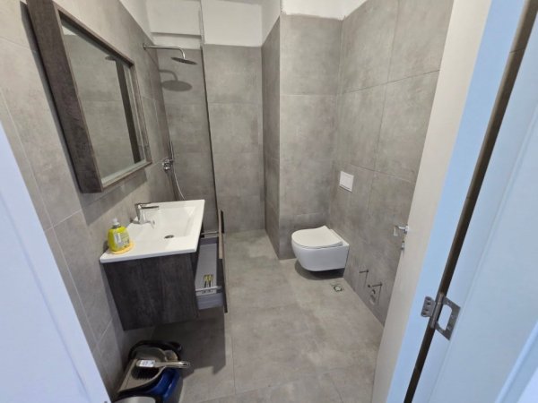 JEPET ME QERA  APARTAMENT/ZYRE 1 +1 /PRANE SPITALIT GJERMAN & M.SHYRI📍