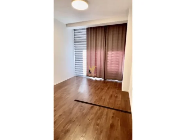 Tirane, jepet me qera zyre Kati 1, 100 m² 1.000 € (KOMUNA E PARISIT)