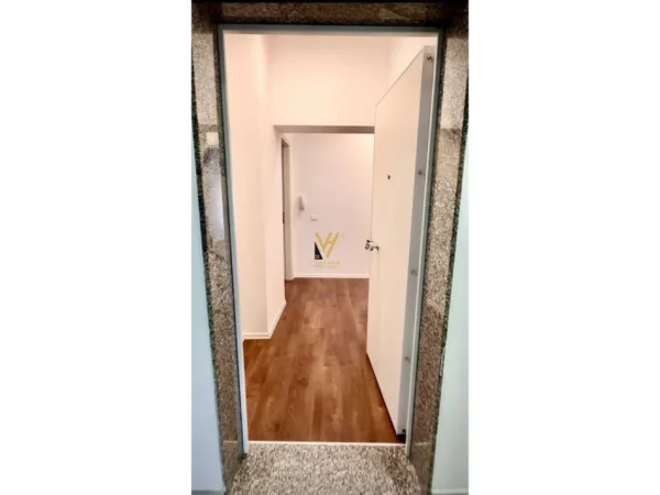 Tirane, jepet me qera zyre Kati 1, 100 m² 1.000 € (KOMUNA E PARISIT)
