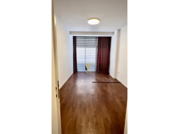 Tirane, jepet me qera zyre Kati 1, 100 m² 1.000 € (KOMUNA E PARISIT)