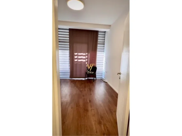 Tirane, jepet me qera zyre Kati 1, 100 m² 1.000 € (KOMUNA E PARISIT)