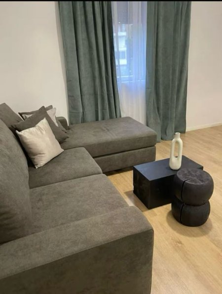 Tirane, jepet me qera apartament 2+1+Aneks+Ballkon Kati 3, 650 € (zogu i zi)
