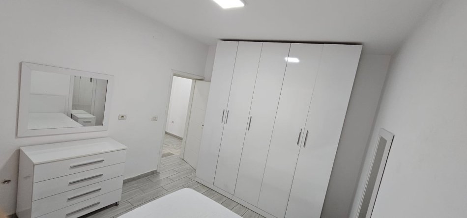 Tirane, jepet me qera apartament 1+1+Ballkon Kati 2, 60 m² 550 € (RRUGA E BARRIKADAVE)
