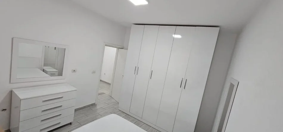 Tirane, jepet me qera apartament 1+1+Ballkon Kati 2, 60 m² 550 € (RRUGA E BARRIKADAVE)