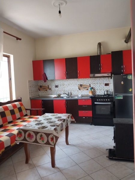 Tirane, jepet me qera shtepi 2+1+Ballkon Kati 1, 90 m² 350 € (Pranë me Stadiumin Partizani, mbi Kafen e Rremes)