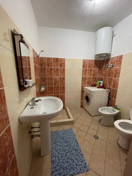 Tirane, jepet me qera apartament 1+1+Ballkon Kati 4, 65 m² 350 € (FRESKU)