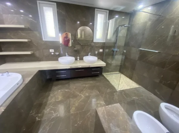 Tirane, jepet me qera Vile 3+1+2+Oborr 500m2, Kati 0, 206 m² 2.600 € (Long Hill Residence)