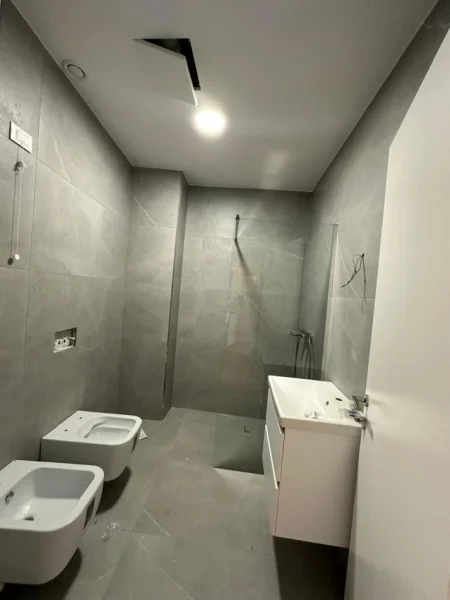 Tirane, jepet me qera apartament 2+1+Aneks+Ballkon Kati 4, 110 m² 1.800 € (Lake View Rezidence)