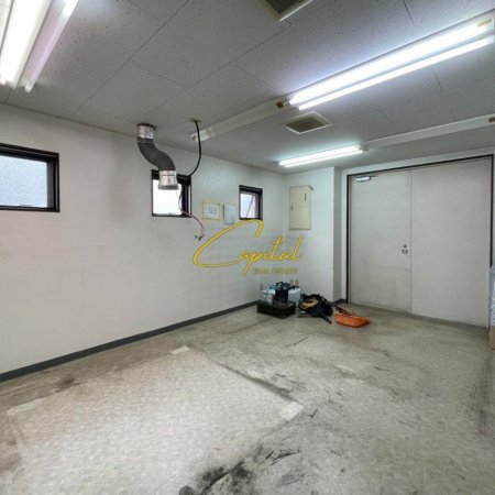 Tirane, jepet me qera magazine Kati 0, 47 m² 500 € (21 DHJETORI)