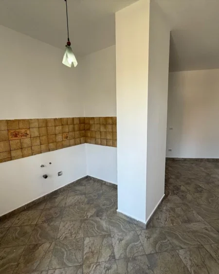 Tirane, shes garsonier Kati 3, 45 m² 110.000 € (Pazari i Ri)