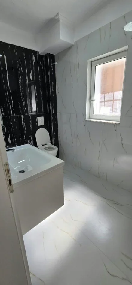 Tirane, shitet apartament 1+1+Ballkon Kati 2, 53 m² 110.000 € (Rruga ''Durresit")